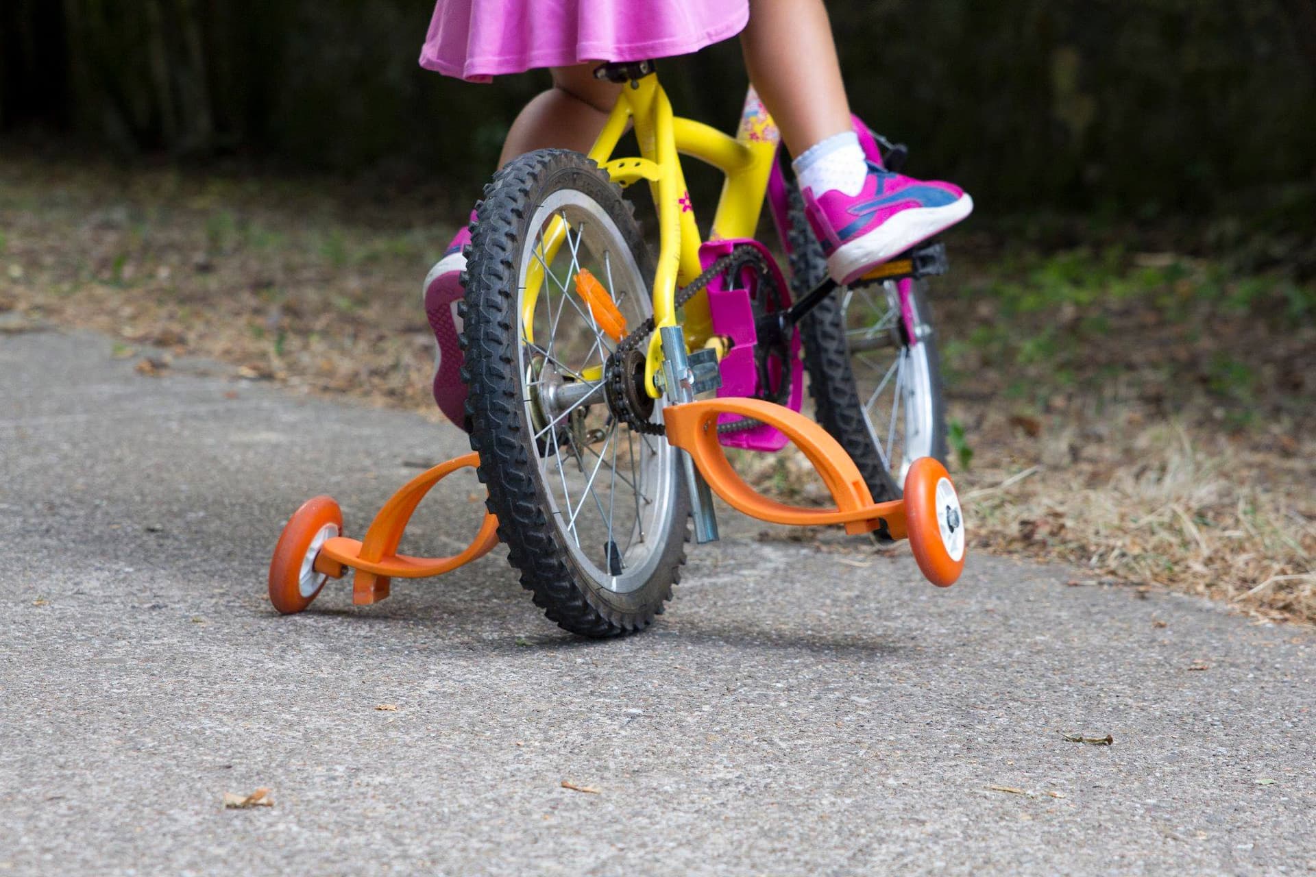 Enfant apprenant le vélo avec les stabilisateurs flexibles Baswil